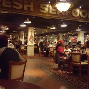 People dinning at Pappadeaux Seafood Kitchen